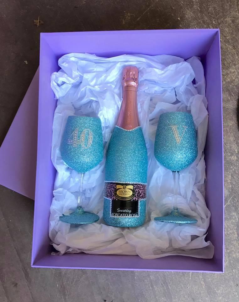 Moscato Browns Brothers & 2x Wine Glass Set