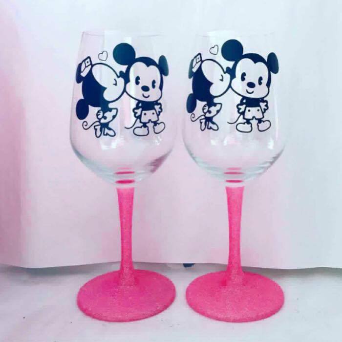Minnie and Mickey kiss glasses